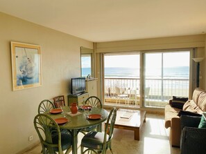 TV - Apartment with direct beach access, balcony, and private garage (Les Sables-d'Olonne)