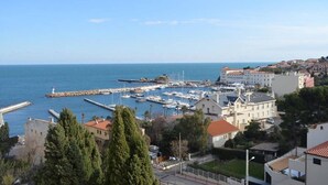 A coastal town with a marina, buildings, and a lighthouse. - 2-bedroom apartment, sleeps 6, air conditioning and parking in Banyuls (Banyuls-sur-Mer)