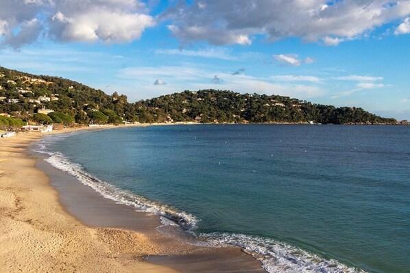 Beach nearby - Le Lavandou, One-bedroom + mezzanine to rent for 6 people, beautiful seaview, steps from the... (CAVALIERE)