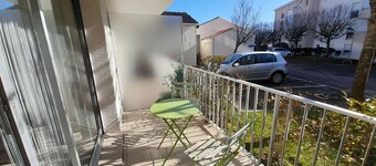 Charming 1BR Apartment, Steps from Port and 600m to Beach
