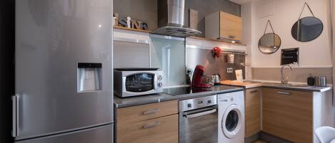 Réfrigérateur, micro-ondes, four, plaque de cuisson