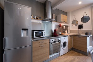 Een koelkast, een microgolfoven, een oven, een kookplaat