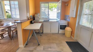 Wasserkocher mit Kaffee-/Teezubehör, Kühlschrank, Mikrowelle, Ofen