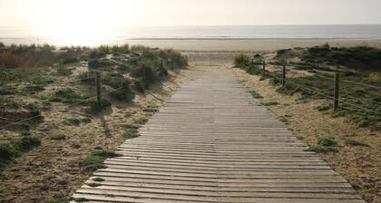 Charming 40s Beach House near Ocean, Shops & Activities
