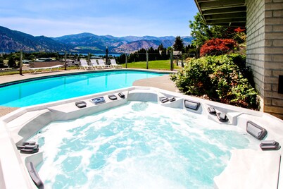 Group getaway w/ private pool, hot tub, and fantastic mountain/lake views