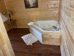 Haartrockner, Handtücher, Shampoo, Toilettenpapier