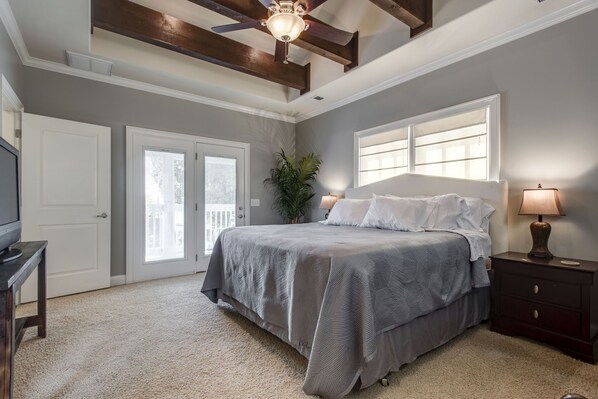 4 bedrooms, iron/ironing board, WiFi, bed sheets