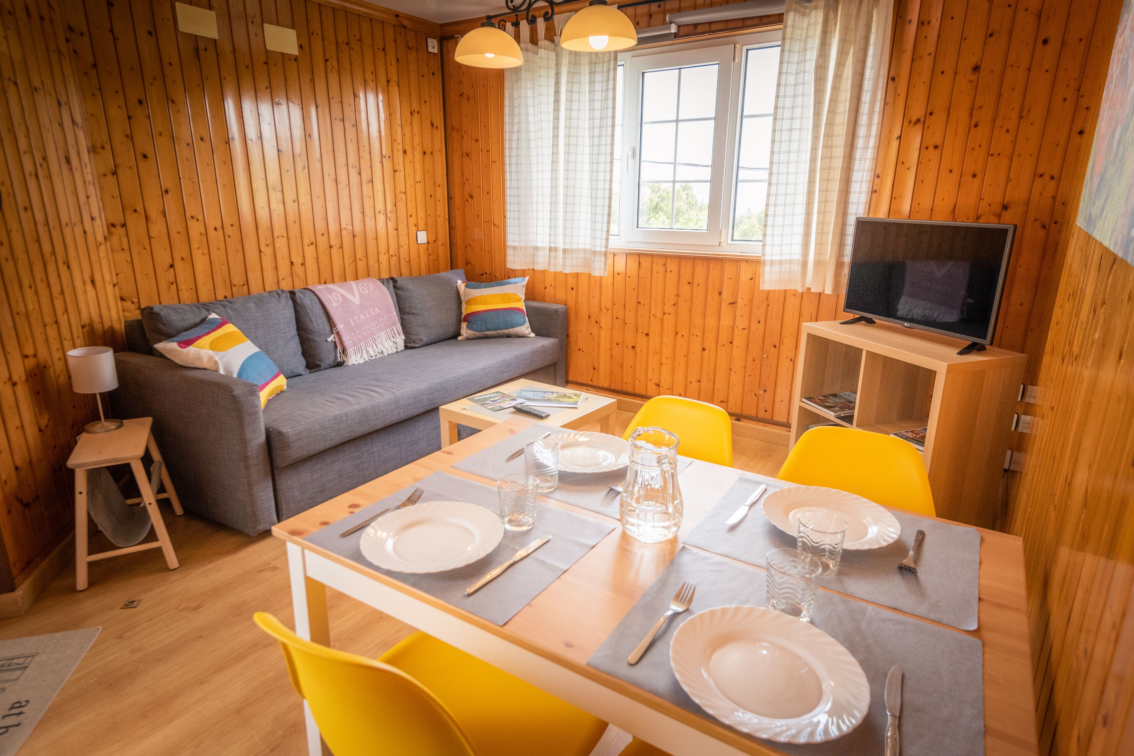 Apartamento 2 dormitorios 3/4 personas | Wohnbereich | 32-Zoll-Flachbildfernseher mit Kabelempfang, Fernseher