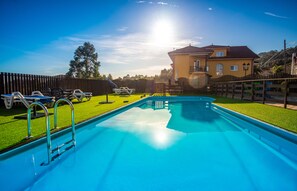 Außenpool, Sonnenschirme, Liegestühle