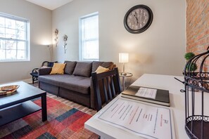 TV - Amazing historic home from 1860! (St Charles)