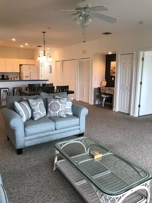 TV, lettore DVD, libri