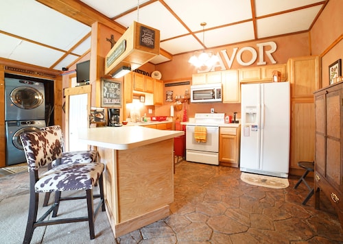 RETREAT TO HORSE COUNTRY & STAY IN THE ADORABLE PRIVATE TACK HOUSE