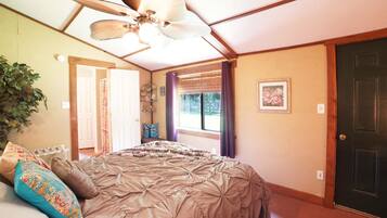 1 Schlafzimmer, Betten mit Memory-Foam-Matratzen, BĂŒgeleisen/BĂŒgelbrett