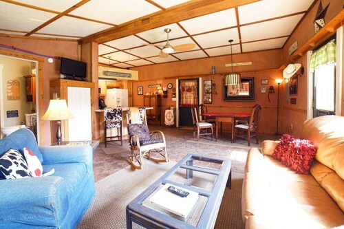 DERBY Private Tack House