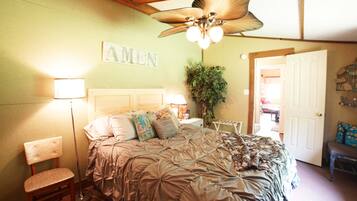 1 Schlafzimmer, Betten mit Memory-Foam-Matratzen, BĂŒgeleisen/BĂŒgelbrett