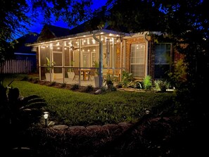 Terrace/patio - Centrally Located- 2 mi. North of downtown OS with screened porch, full kitchen (Ocean Springs)