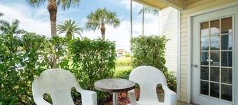 Egret · Ground Floor 2/2 Condo · Half Mile to Beach (King Bed in Master)