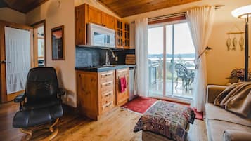 Télévision à écran plat, cheminée, jeux vidéo, lecteur de DVD