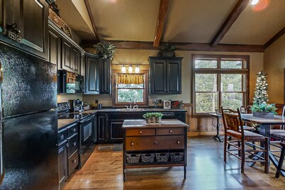 Mountain view cabin with free attraction tickets - minutes from national park