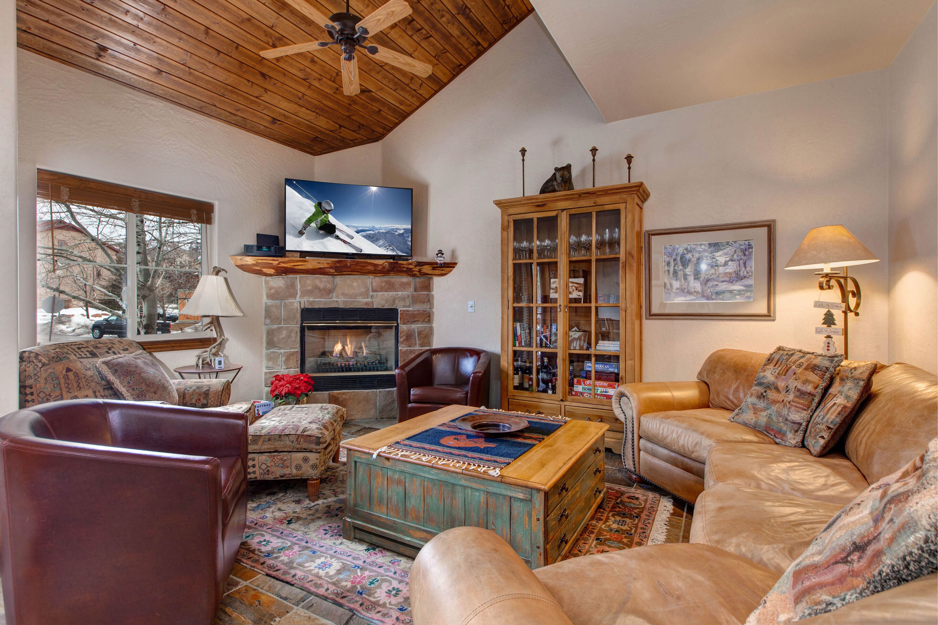 Gorgeous home with WiFi & W/D - access to pool, hot tub, fitness center