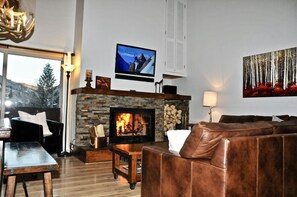 TV, fireplace, DVD player, books - Steps from the gondola and ski school in the heart of Lionshead Village (Vail)