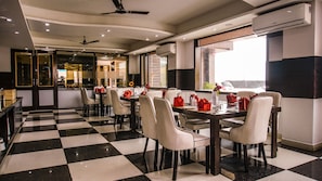 Café da manhã diário mediante uma taxa