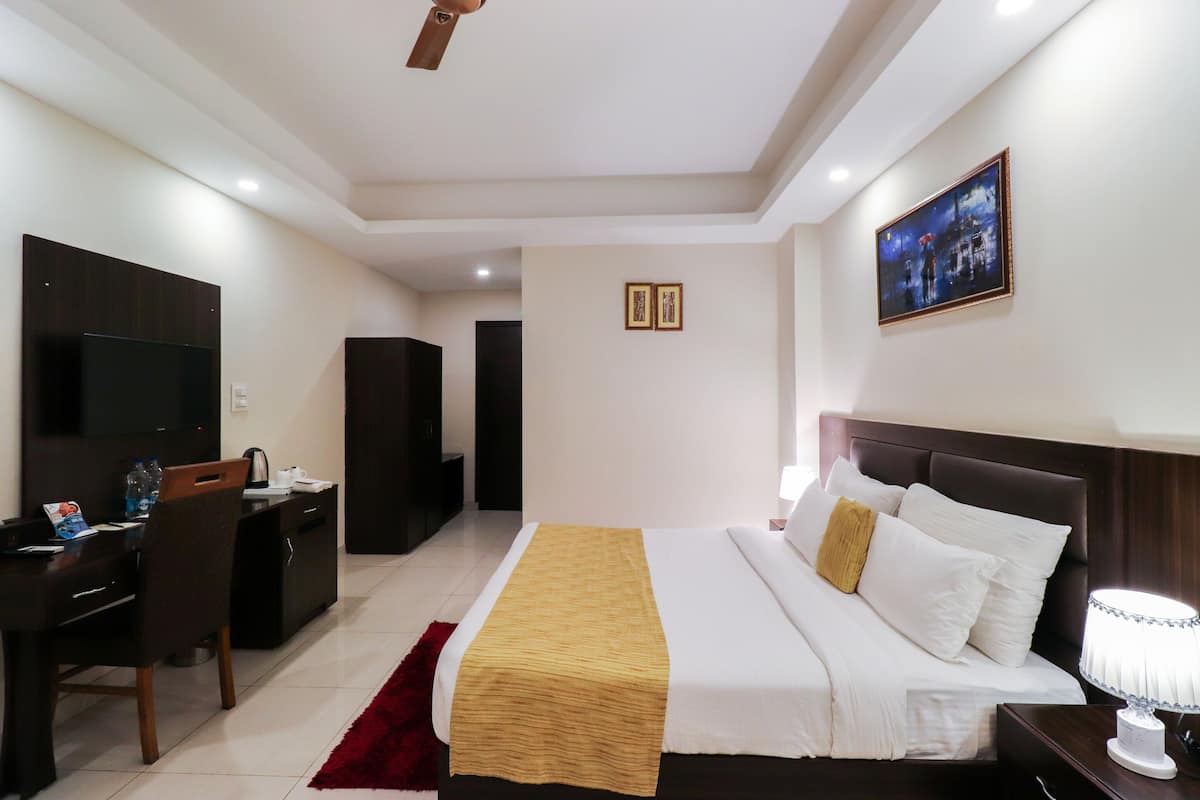 Executive Double Room, 1 King Bed, Non Smoking, Mountain View