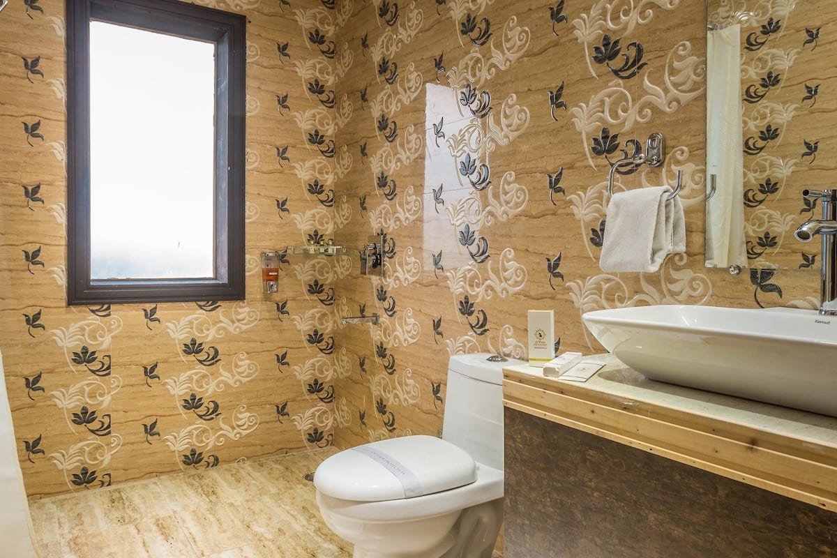 deluxe room | bathroom | free toiletries, hair dryer, slippers, towels