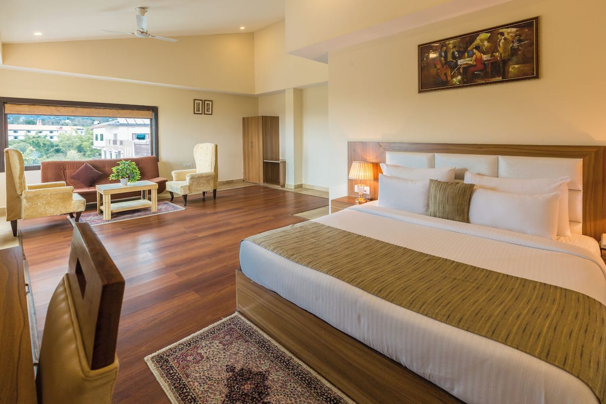 Classic Room, 1 King Bed, Non Smoking, Valley View