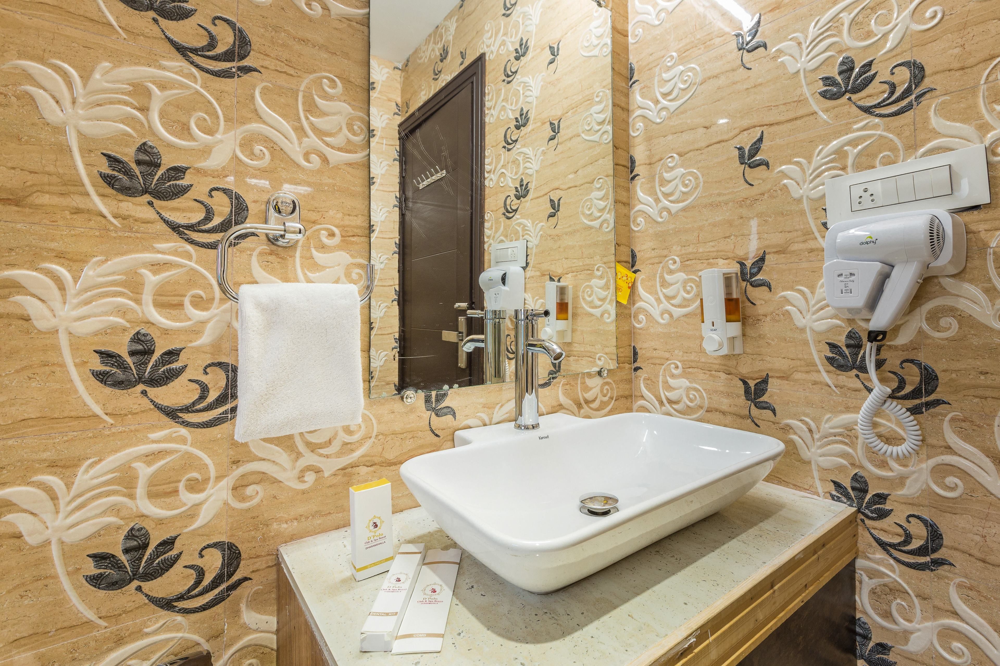 deluxe room | bathroom | free toiletries, hair dryer, slippers, towels