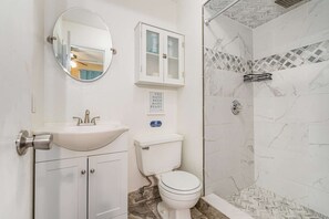 Combined shower/tub, hair dryer, towels
