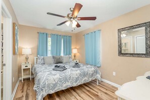 3 chambres, bureau, fer et planche à repasser, lit parapluie