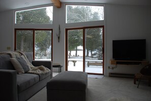 Smart TV, fireplace, DVD player, books