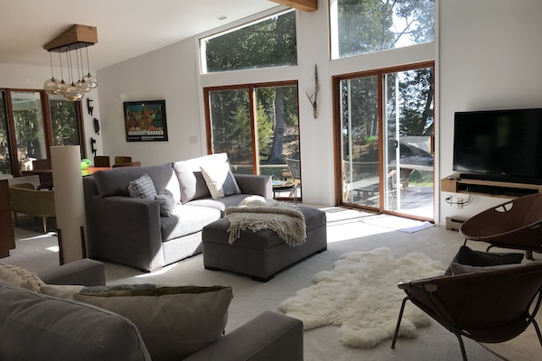 Smart-TV, peis, DVD-spiller og bøker