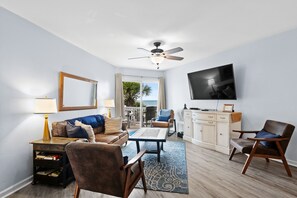 Smart-TV, DVD-spiller, bøker og filmbibliotek