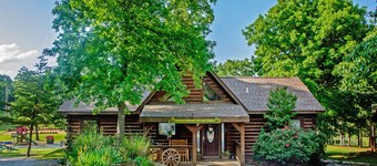 Superbe cabane en rondins surplombant la piscine et l'aire de jeux
