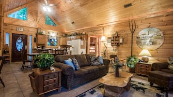 Una Smart TV, una chimenea, un reproductor de DVD