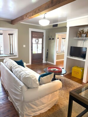 Een smart-tv, een open haard en boeken