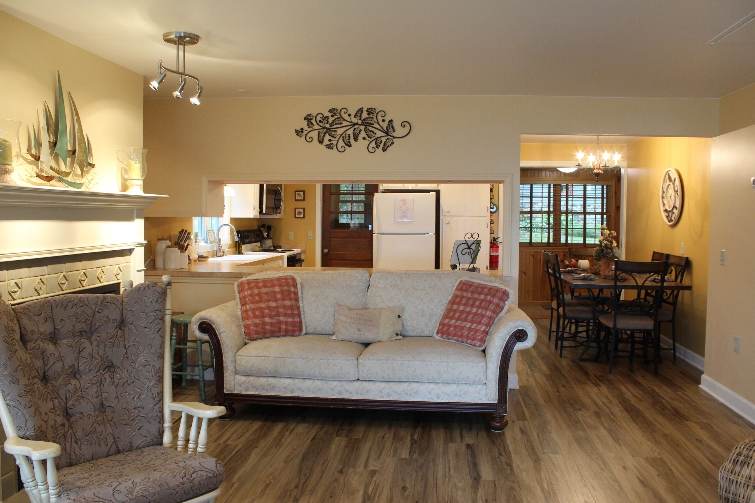 Téléviseur connecté, foyer, lecteur de DVD, livres