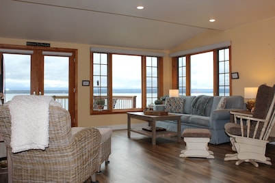Beautiful Views, Sunrises, Dog Friendly, Comfortable!
