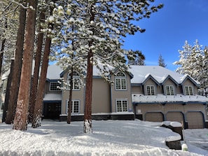 Exterior - Huge 7BR/4.5BA - Hot Tub, Ping Pong/Pool Table, Arcade, Gas BBQ (South Lake Tahoe)