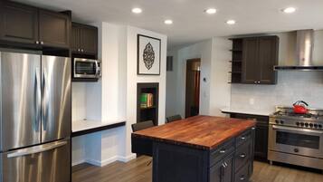 Frigorífico, microondas, horno y placa de cocina