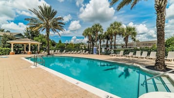 Alberca al aire libre y alberca climatizada