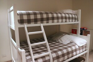 3 chambres, fer et planche à repasser, Wi-Fi, draps fournis