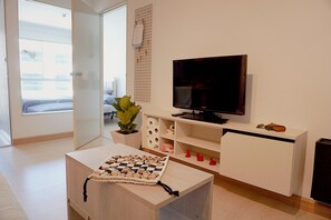 1 Bedroom | Woonruimte | Een flatscreentelevisie