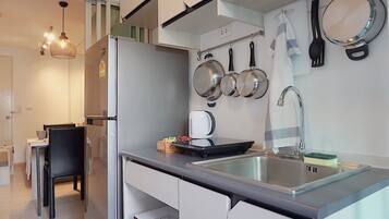 1 Bedroom | Private kitchen | Full-sized fridge, microwave, stovetop, coffee/tea maker