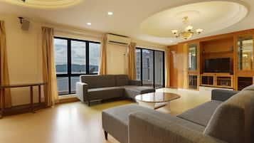 Comfort Penthouse, 5 Bedrooms | Ruang tamu | TV skrin rata 