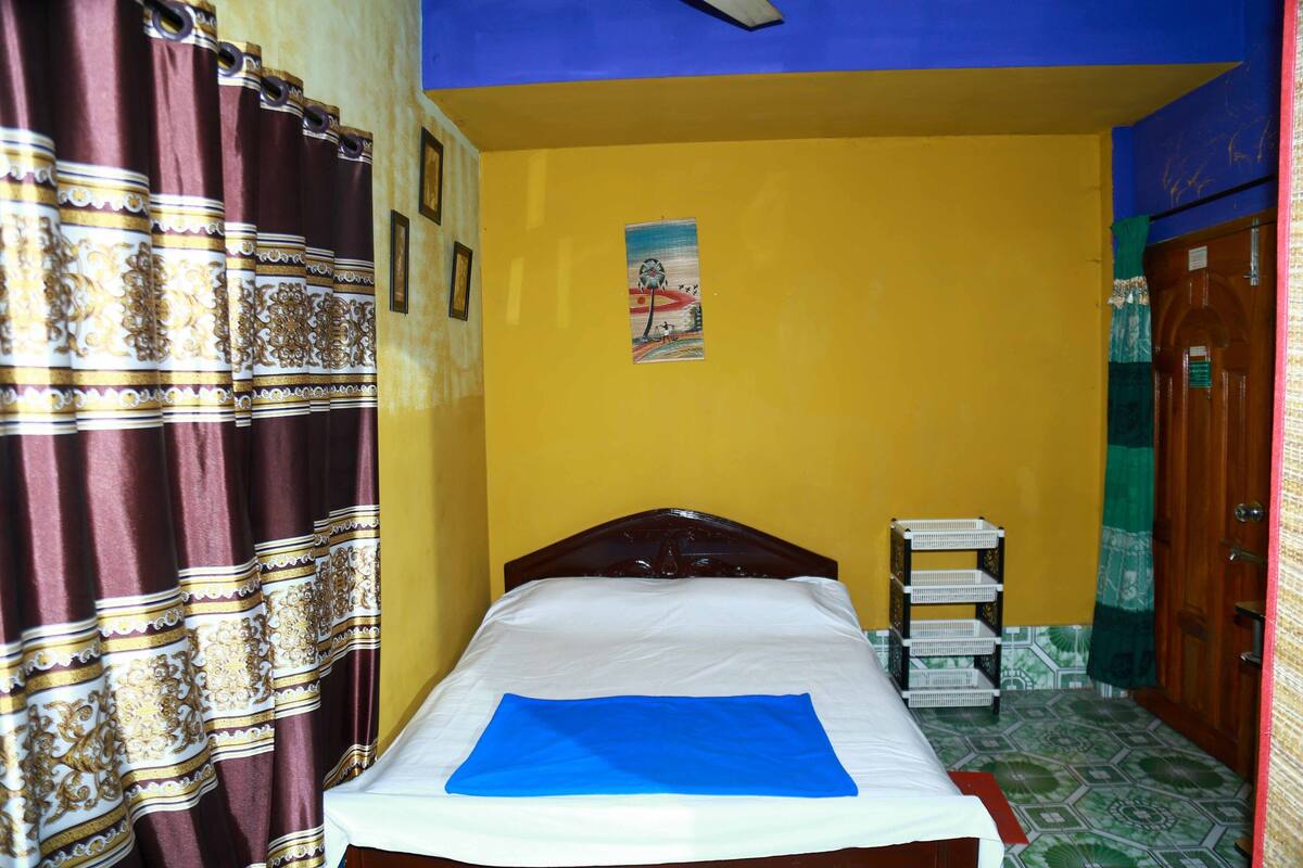 Ein Zimmer mit einem Bett, einem Regal mit Körben, einer Tür und einem Poster an der Wand.
