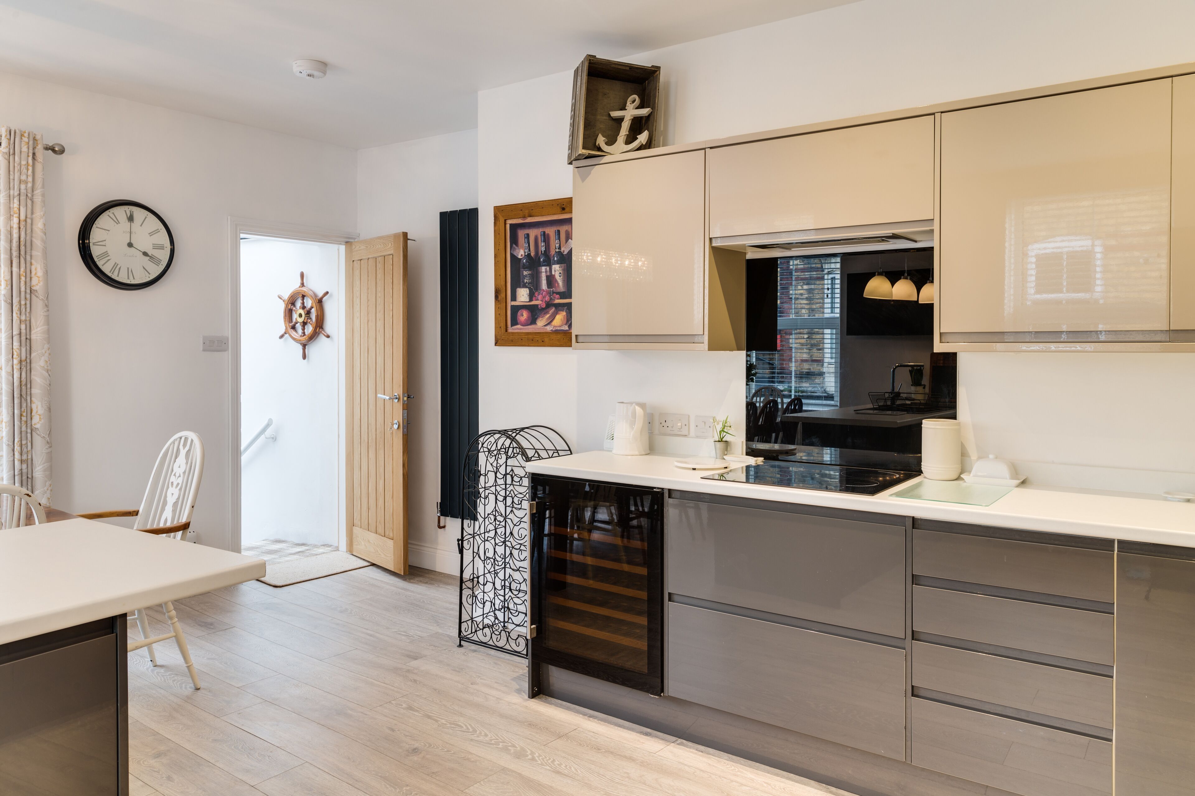 Køleskab, mikrobølgeovn, ovn, kogeplade