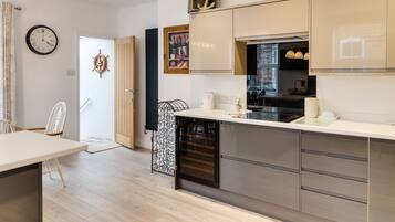 Køleskab, mikrobølgeovn, ovn, kogeplade